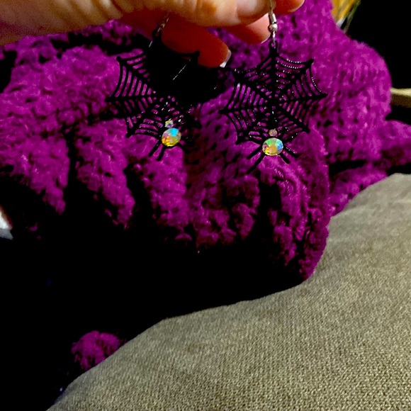 NIP VERY PRETTY Dangling Spiderweb w/rhinestone spider super cute lightweight - Picture 3 of 3